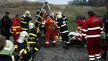 Zásah hasičů při záchraně ženy, která v Bělé spadla do 12 metrů hluboké ze studny.