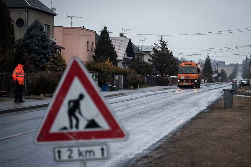 Celkově by mělo být postupně očištěno 674 kilometrů silnic II. a III. třídy v obcích a městech, které trápí problémy se znečištěným ovzduším nejvíce. První z nich se staly hlučínské Darkovičky.