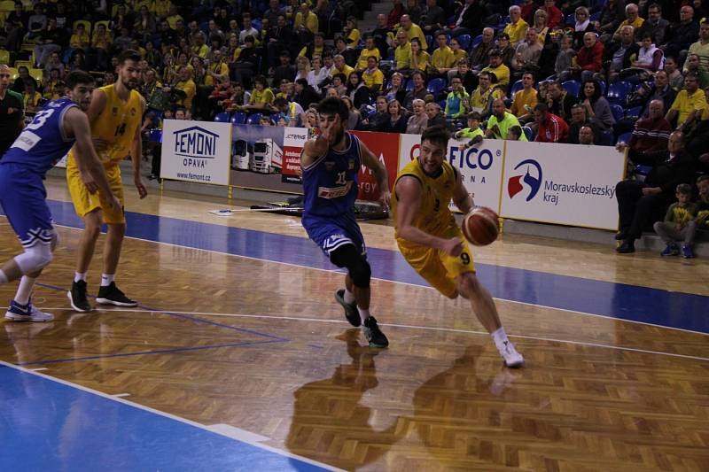 BK Opava – USK Praha 72:57 (24:11, 42:26, 59:44) 