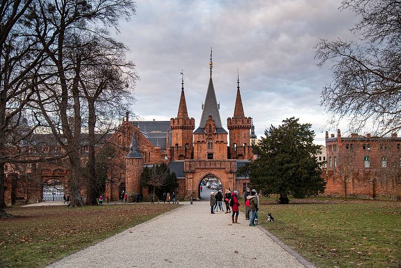 Slunečná neděle v Hradci nad Moravicí, první den nových bezpečnostních povánočních opatření proti covidu v Česku, 27. prosince 2020.