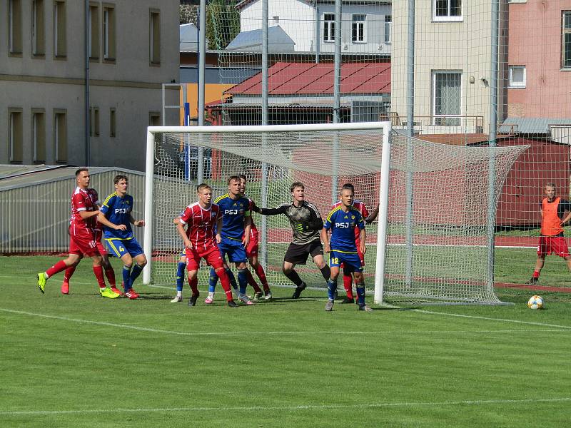 Fotbalisté Dolního Benešova mají první výhru v letošní sezoně. Vezou tři body z Jihlavy. Foto: Petr Krömer