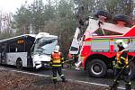 Autobus sjel do příkopu a narazil do stromu, několik lidí bylo zraněno.