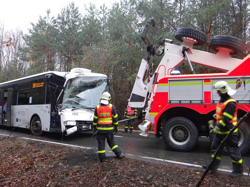 Autobus sjel do příkopu a narazil do stromu, několik lidí bylo zraněno.