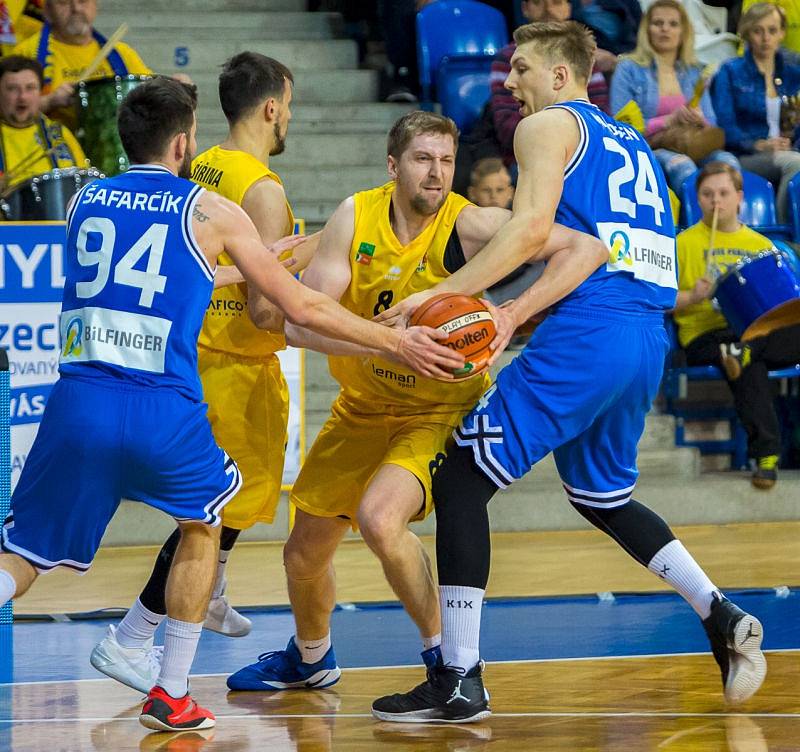 BK Opava - USK Praha 73:68