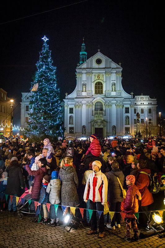 Na Dolním náměstí se v pátek rozsvěcel vánoční strom.