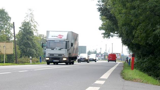 Namísto příkopu na silnici mezi Opavou a Komárovem má již brzy vyrůst cyklostezka ze zámecké dlažby.