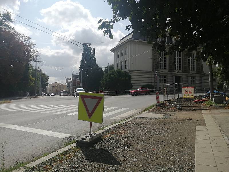 Modernizace semaforů a výměna vodovodu a plynovodu na křižovatce u „Bezručáku“. Opava, 25. července 2021.