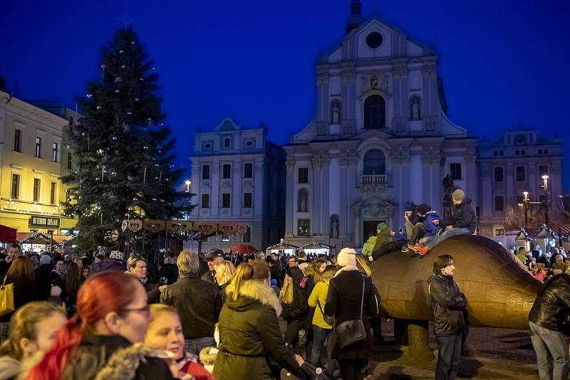 Rozsvícení vánočního stromu na Dolním náměstí v Opavě, pondělí 25. listopadu 2019.