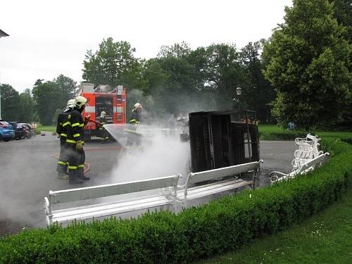 Pět dětí se lehce zranilo v sobotu odpoledne v Kravařích na Opavsku při nehodě motorové tříkolky. 