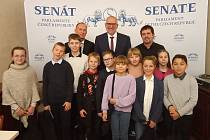 Mladí opavští filmaři s ministrem školství Mikulášem Bekem.