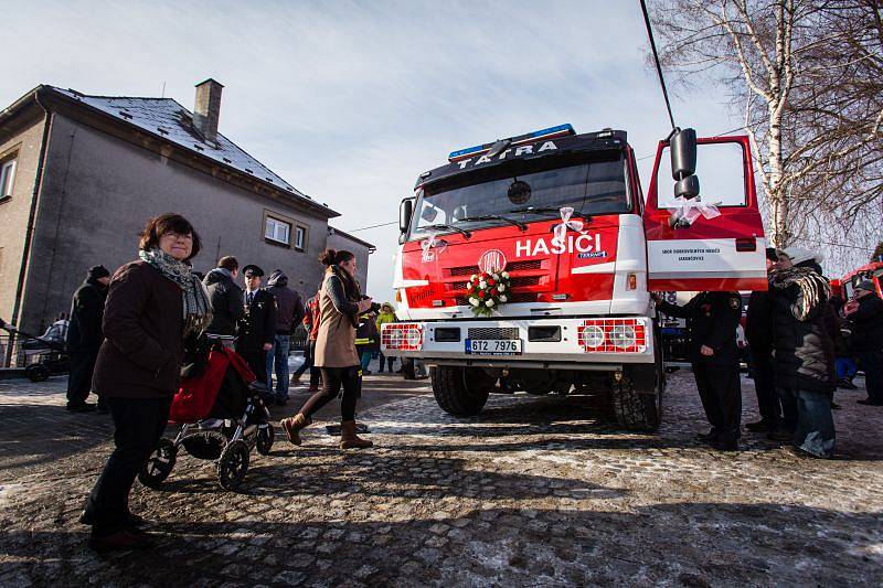 Velkou radost měli v sobotu dobrovolní hasiči v Jakubčovicích, kteří slavnostně převzali zbrusu nový hasičský vůz. Oslav se zúčastnil také farář, který požehnal vozu, o kterém místní dobrovolníci vyjednávali dlouhých osm let.