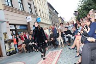 Nápaditou Fashion show pod širým nebem, kterou pořádal butik La Gabriella, si nenechaly ujít především ženy, které mohly obdivovat jak nejnovější kolekci oblečení, tak kabelky.