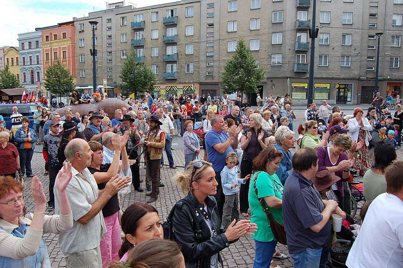 Během středečního odpoledne se opavské Dolní náměstí změnilo v Divoký západ. Vyrostla zde poštovní úřadovna, bylo vidět kolty na bocích drsných mužů v kloboucích i slyšet práskání biče. Do Opavy již podesáté zavítal Pony Express.