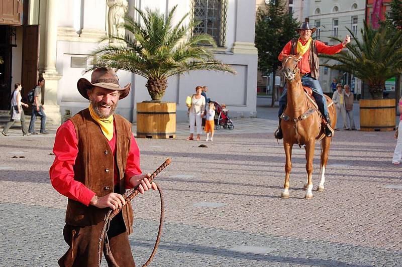 Během středečního odpoledne se opavské Dolní náměstí změnilo v Divoký západ. Vyrostla zde poštovní úřadovna, bylo vidět kolty na bocích drsných mužů v kloboucích i slyšet práskání biče. Do Opavy již podesáté zavítal Pony Express.