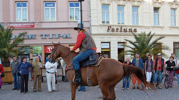 Během středečního odpoledne se opavské Dolní náměstí změnilo v Divoký západ. Vyrostla zde poštovní úřadovna, bylo vidět kolty na bocích drsných mužů v kloboucích i slyšet práskání biče. Do Opavy již podesáté zavítal Pony Express.