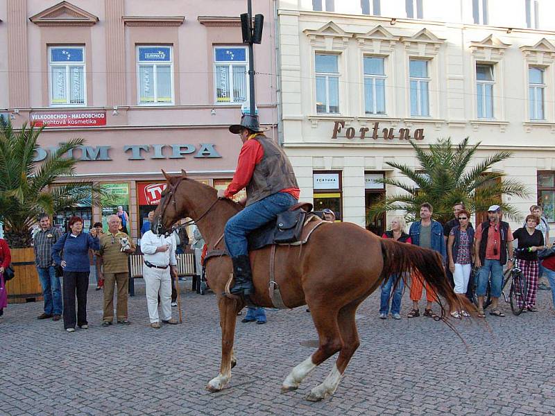 Během středečního odpoledne se opavské Dolní náměstí změnilo v Divoký západ. Vyrostla zde poštovní úřadovna, bylo vidět kolty na bocích drsných mužů v kloboucích i slyšet práskání biče. Do Opavy již podesáté zavítal Pony Express.