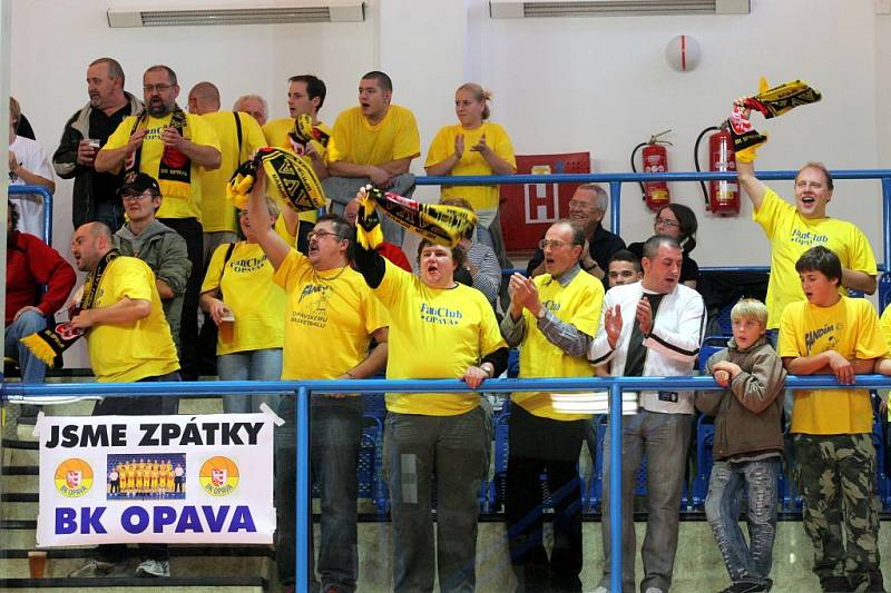 Přibližně třicet fanoušků přijelo povzbudit opavské basketbalisty do Nového Jičína.