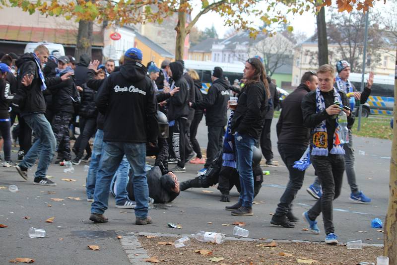 Policisté v Opavě dohlíželi na dav fanoušků Baníku, který měl více než tisíc lidí.