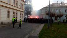 Fanoušci Baníku Ostrava při cestě Opavou na stadion v Městských sadech.