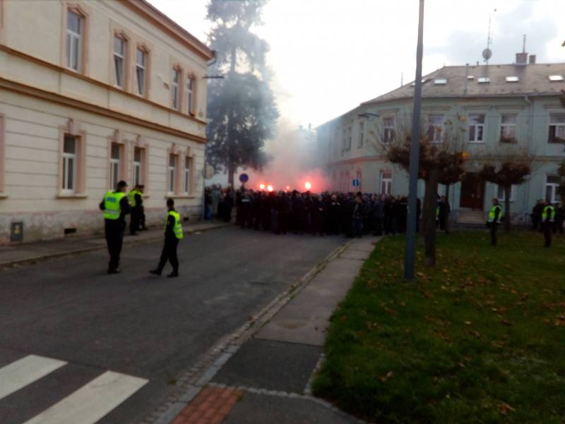 Fanoušci Baníku Ostrava při cestě Opavou na stadion v Městských sadech.