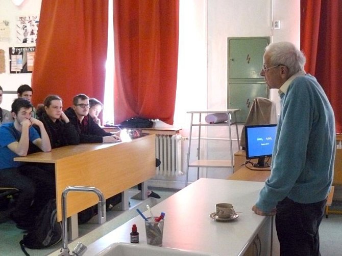 Kamil Wichterle přednášel studentům o výrobě anorganických kyselin.
