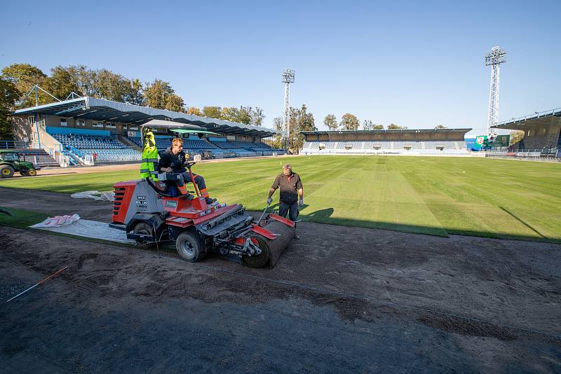 Opava - V pátek 5. října pokračovala pokládáním trávníku a stavbou kotelny rekonstrukce městského stadionu v Opavě, kde hraje své domácí zápasy prvoligový SFC Opava.