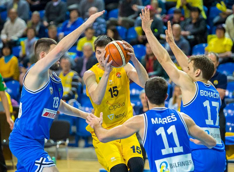 BK Opava – USK Praha 72:57 (24:11, 42:26, 59:44)