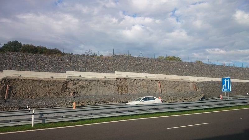 Sesunutá gabionová zeď. Tu mohou vidět od pondělního dopoledne řidiči při jízdě po nové silnici I/11 u Hrabyně. Potvrdil to i tiskový mluvčí Ředitelství silnic a dálnic Jan Rýdl.