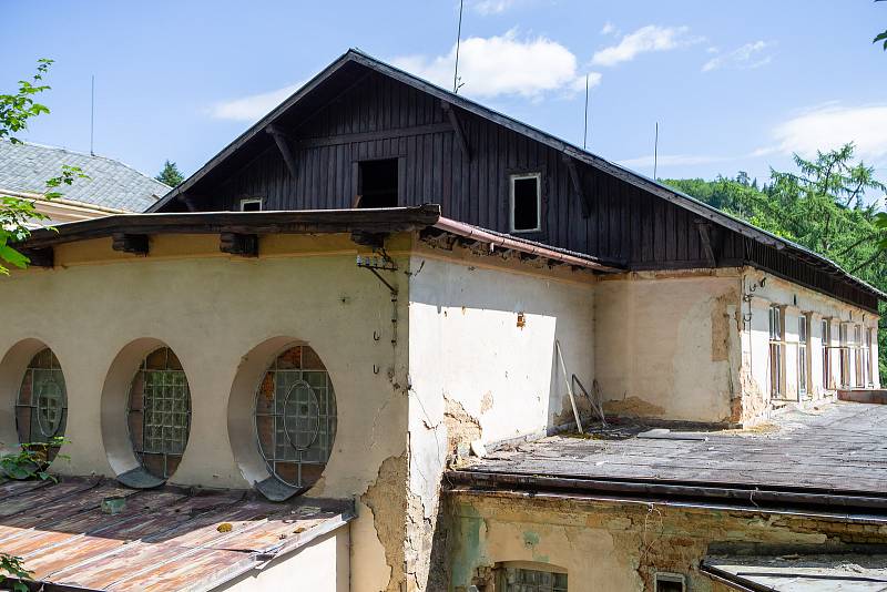 Jánské Koupele (německy Bad Johannisbrunn), dříve také Melčské lázně, jsou bývalé lázně ležící severozápadně od Vítkova v okrese Opava, v rozsáhlých lesích při řece Moravici. Celý areál byl roku 2005 zapsán do seznamu kulturních památek České republiky. P