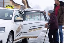 Senior taxi je služba oblíbená v celém Česku, ilustrační foto.