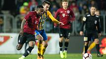 Opava - Zápas osmifinále MOL Cupu mezi SFC Opava a AC Sparta Praha 28. listopadu 2018 na Městském stadionu v Opavě. Kaku Guelor Kanga (AC Sparta Praha), Jan Řezníček (SFC Opava).