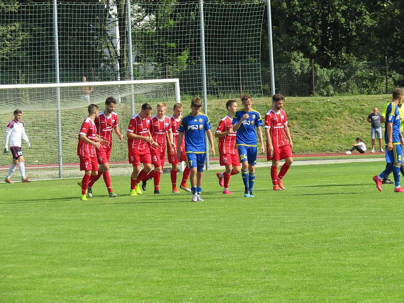 Fotbalisté Dolního Benešova mají první výhru v letošní sezoně. Vezou tři body z Jihlavy. Foto: Petr Krömer