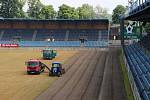 V pondělí dopoledne na hrací plochu stadionu v Městských sadech najely stroje, aby se začal odstraňovat starý trávník.