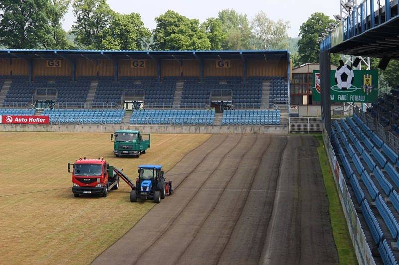 V pondělí dopoledne na hrací plochu stadionu v Městských sadech najely stroje, aby se začal odstraňovat starý trávník.