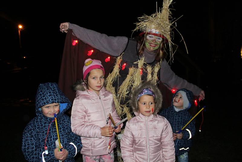 Lampionový průvod se strašidly v Melči.