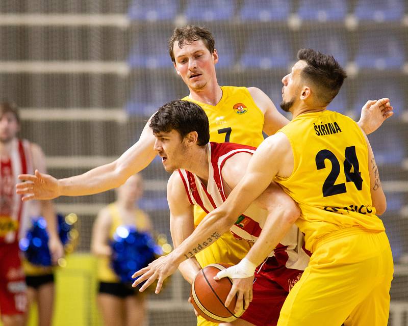 Třetí zápas semifinále Kooperativa NBL mezi BK Opava a BK Pardubice 6. května 2018 v Opavě. Jackson Kent - p, Kryštof Vlček, Jakub Šiřina - o.