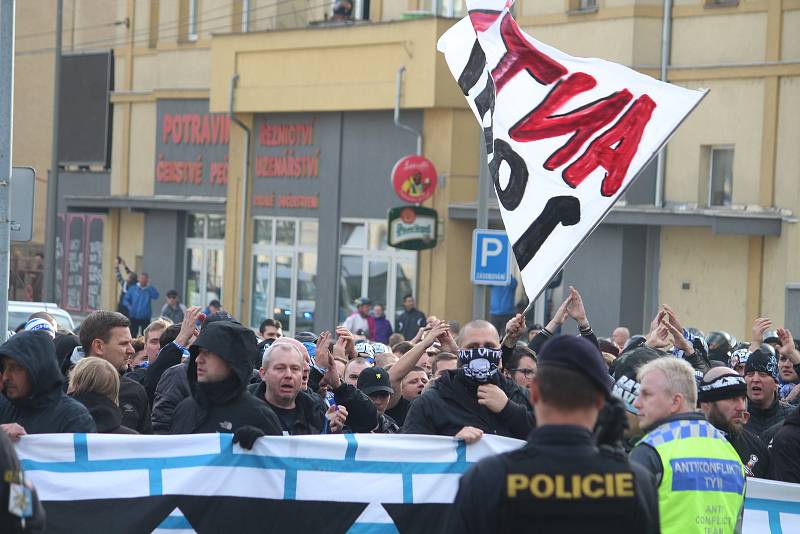 Policisté v Opavě dohlíželi na dav fanoušků Baníku, který měl více než tisíc lidí.