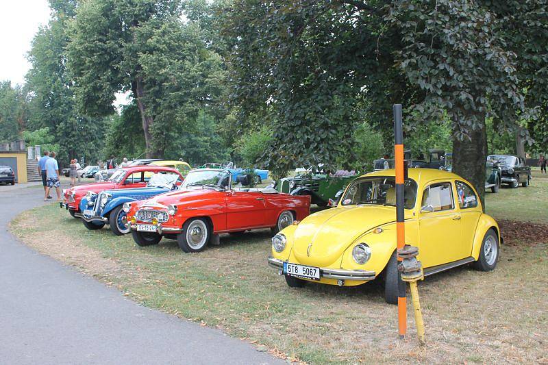 Nablýskané historické motocykly a automobily zdobily v sobotu prostranství zámku v Neplachovicích. Konala se zde již devátá Cisarská veterán rallye.