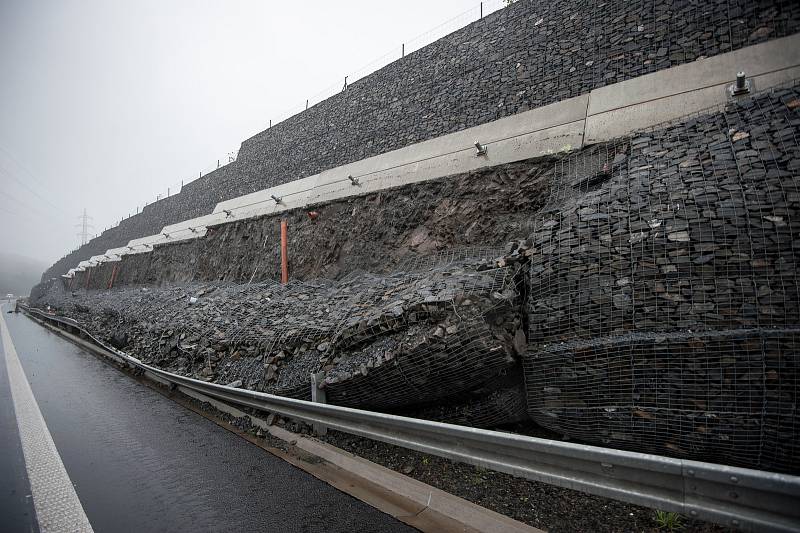 V pondělí 18. září sesunula část gabionové stěny u silnice I/11.