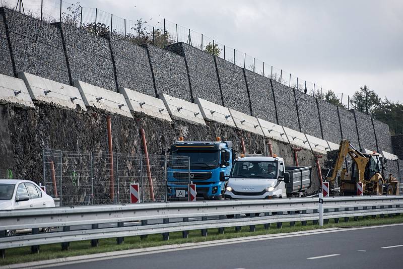 Nedostatky v projektu mohou za to, že šla část zdi loni v záři k zemi.