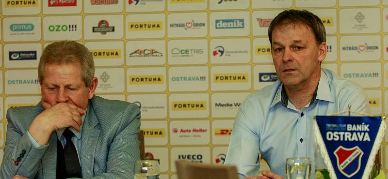 Oficiální tisková konference před prvním jarním ligovým utkáním. FC Baník Ostrava.Na fotografii vlevo Vlastimil Petržela, vpravo Dušan Vrťo