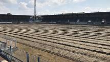 Rekonstrukce trávníku na opavském stadionu.