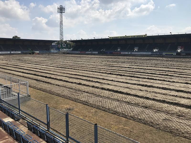 Rekonstrukce trávníku na opavském stadionu.