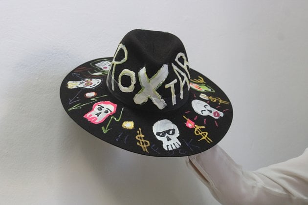 Ručně malovaný klobouk Roxtara, DJ, moderátora a influencera, který vystupuje spolu se svým maňáskem drzým delfínem Adolfeenem. Klobouček je unikátní dílo pouze v jednom originálním vyhotovení.