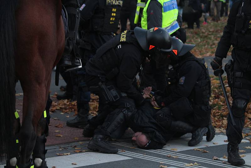 Policisté v Opavě dohlíželi na dav fanoušků Baníku, který měl více než tisíc lidí.