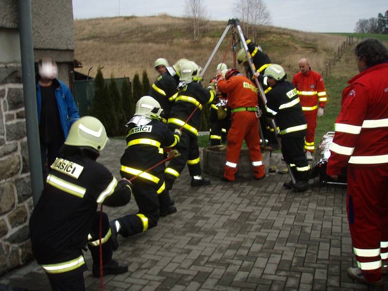 Zásah hasičů při záchraně ženy, která v Bělé spadla do 12 metrů hluboké ze studny.