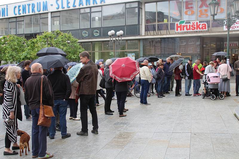 Demonstrace za nezávislou justici a proti vládě v Opavě, 28. května 2019.