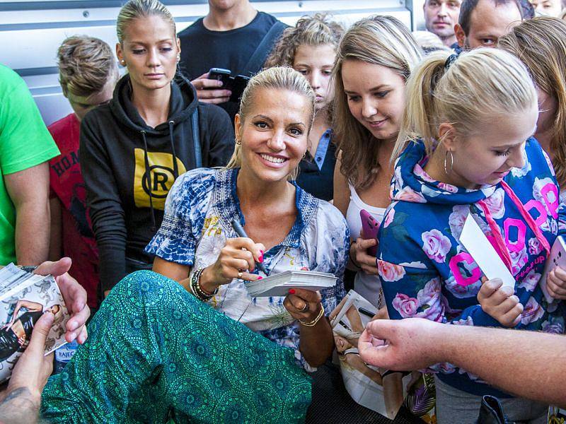 V neděli se návštěvníci odpustu mohli těšit na známá jména. Na pódiu se totiž vystřídala československá dvojice zpěvaček Dara Rolins a Lucie Bílá.