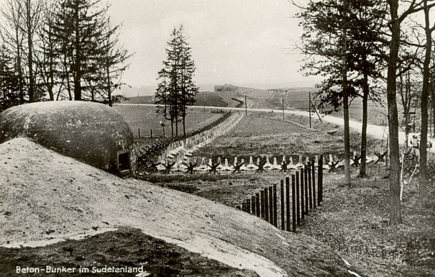 Historický snímek části soustavy československého opevnění na Hlučínsku. Mnichovská dohoda učinila v roce 1938 tento obranný val zbytečný. 