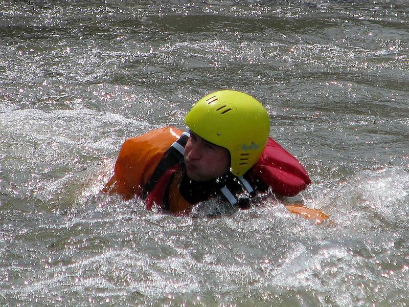 Profesionální hasiči se učili zachraňovat na divoké vodě.